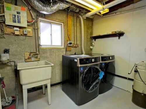 7032 78 Street Nw, Calgary, AB - Indoor Photo Showing Laundry Room