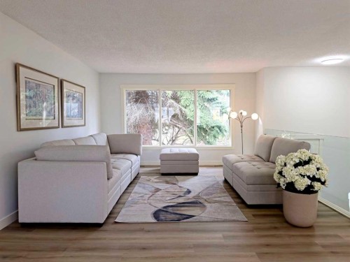 7032 78 Street Nw, Calgary, AB - Indoor Photo Showing Living Room