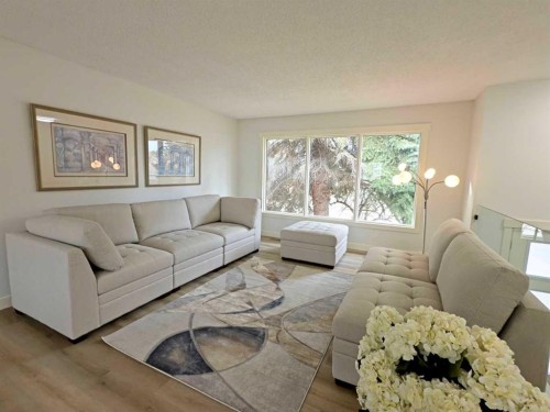 7032 78 Street Nw, Calgary, AB - Indoor Photo Showing Living Room