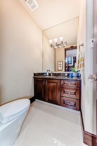 1840 Westmount Boulevard Nw, Calgary, AB - Indoor Photo Showing Bathroom