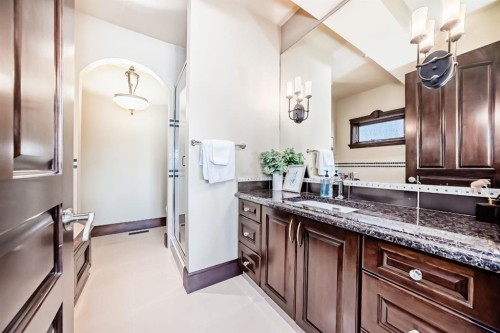 1840 Westmount Boulevard Nw, Calgary, AB - Indoor Photo Showing Bathroom