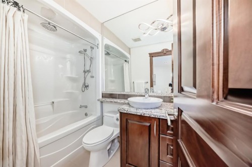 1840 Westmount Boulevard Nw, Calgary, AB - Indoor Photo Showing Bathroom