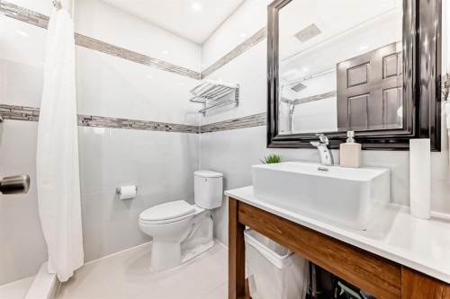 1840 Westmount Boulevard Nw, Calgary, AB - Indoor Photo Showing Bathroom