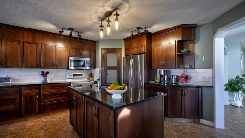 280 Riverwood Circle Se, Calgary, AB - Indoor Photo Showing Kitchen