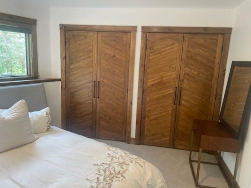 521 Silvertip Road, Canmore, AB - Indoor Photo Showing Bedroom