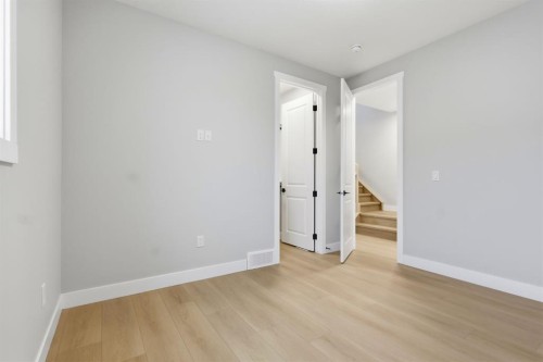 1636 19 Avenue Nw, Calgary, AB - Indoor Photo Showing Other Room