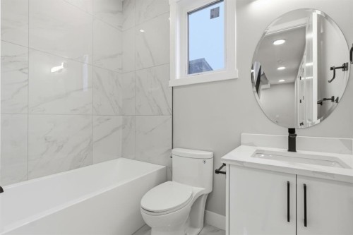 1636 19 Avenue Nw, Calgary, AB - Indoor Photo Showing Bathroom