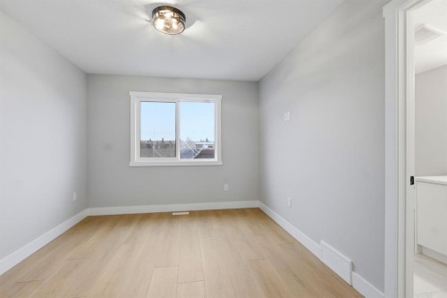 1636 19 Avenue Nw, Calgary, AB - Indoor Photo Showing Other Room