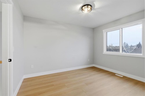 1636 19 Avenue Nw, Calgary, AB - Indoor Photo Showing Other Room