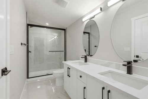 1636 19 Avenue Nw, Calgary, AB - Indoor Photo Showing Bathroom
