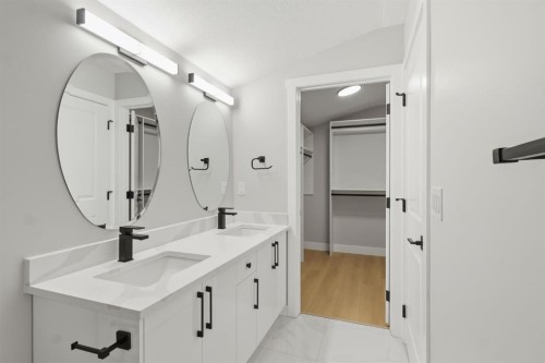 1636 19 Avenue Nw, Calgary, AB - Indoor Photo Showing Bathroom