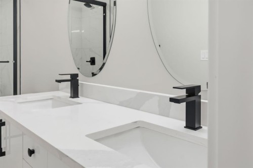 1636 19 Avenue Nw, Calgary, AB - Indoor Photo Showing Bathroom