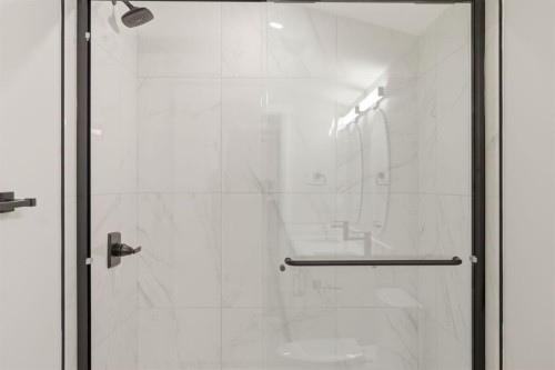 1636 19 Avenue Nw, Calgary, AB - Indoor Photo Showing Bathroom