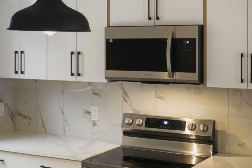 1636 19 Avenue Nw, Calgary, AB - Indoor Photo Showing Kitchen