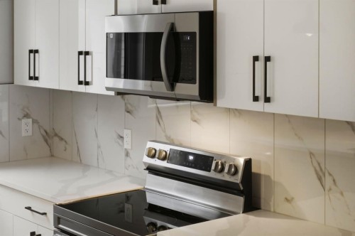 1636 19 Avenue Nw, Calgary, AB - Indoor Photo Showing Kitchen