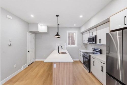 1636 19 Avenue Nw, Calgary, AB - Indoor Photo Showing Kitchen With Double Sink With Upgraded Kitchen