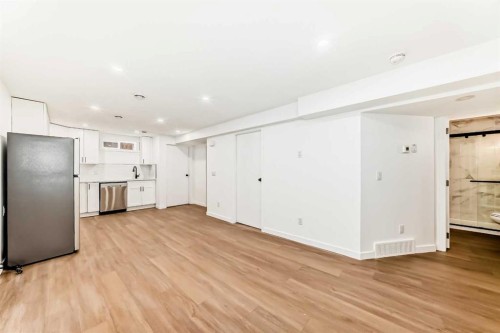 264 99 Avenue Se, Calgary, AB - Indoor Photo Showing Kitchen