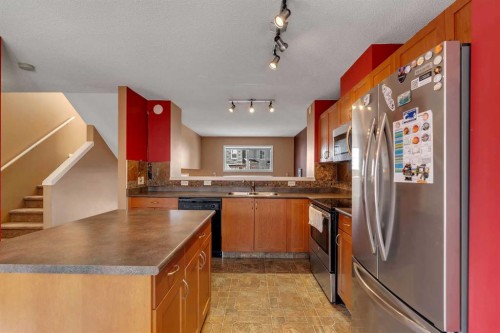 320 Elgin Gardens Se, Calgary, AB - Indoor Photo Showing Kitchen