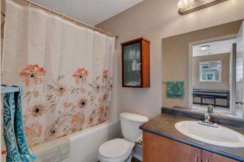 320 Elgin Gardens Se, Calgary, AB - Indoor Photo Showing Bathroom