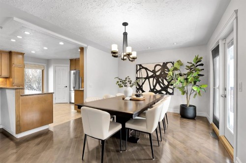 4712 Grove Hill Road Sw, Calgary, AB - Indoor Photo Showing Dining Room