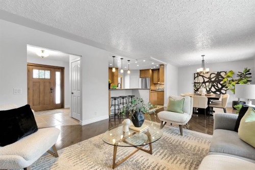 4712 Grove Hill Road Sw, Calgary, AB - Indoor Photo Showing Living Room