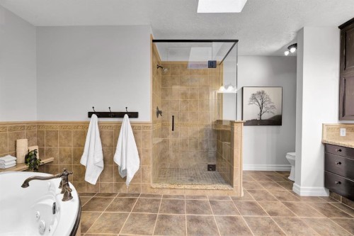 4712 Grove Hill Road Sw, Calgary, AB - Indoor Photo Showing Bathroom