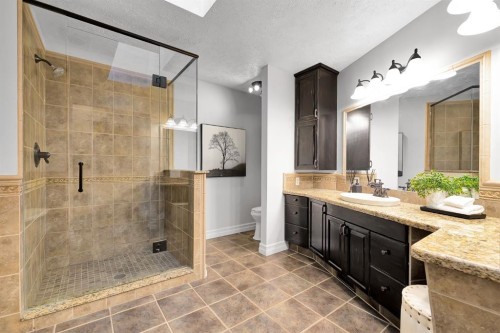 4712 Grove Hill Road Sw, Calgary, AB - Indoor Photo Showing Bathroom