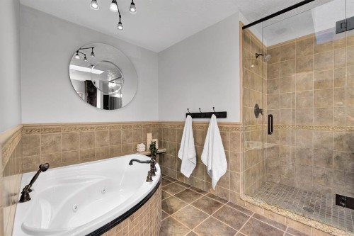 4712 Grove Hill Road Sw, Calgary, AB - Indoor Photo Showing Bathroom