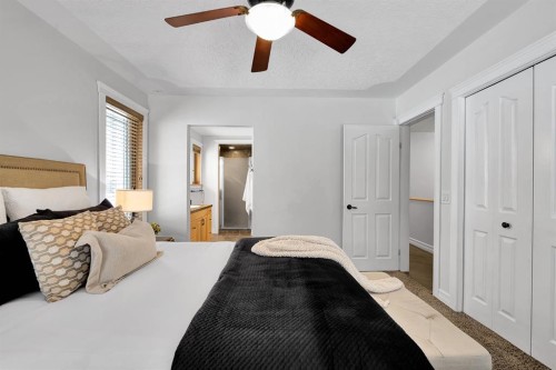 4712 Grove Hill Road Sw, Calgary, AB - Indoor Photo Showing Bedroom