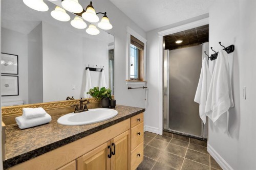 4712 Grove Hill Road Sw, Calgary, AB - Indoor Photo Showing Bathroom
