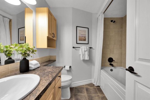 4712 Grove Hill Road Sw, Calgary, AB - Indoor Photo Showing Bathroom
