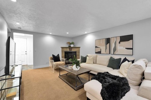 4712 Grove Hill Road Sw, Calgary, AB - Indoor Photo Showing Living Room