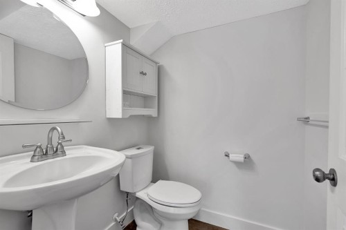 4712 Grove Hill Road Sw, Calgary, AB - Indoor Photo Showing Bathroom