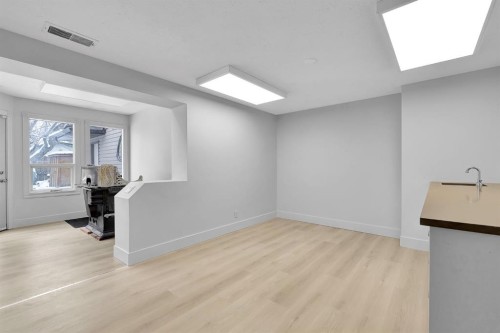 4712 Grove Hill Road Sw, Calgary, AB - Indoor Photo Showing Other Room