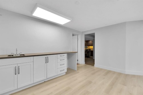 4712 Grove Hill Road Sw, Calgary, AB - Indoor Photo Showing Other Room