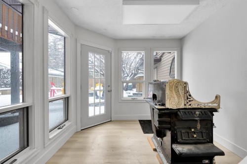 4712 Grove Hill Road Sw, Calgary, AB - Indoor Photo Showing Other Room