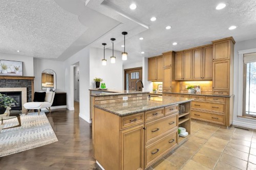 4712 Grove Hill Road Sw, Calgary, AB - Indoor Photo Showing Kitchen With Upgraded Kitchen
