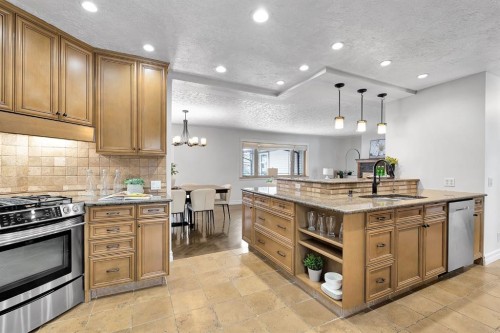 4712 Grove Hill Road Sw, Calgary, AB - Indoor Photo Showing Kitchen With Upgraded Kitchen