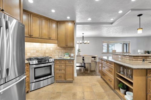 4712 Grove Hill Road Sw, Calgary, AB - Indoor Photo Showing Kitchen With Upgraded Kitchen