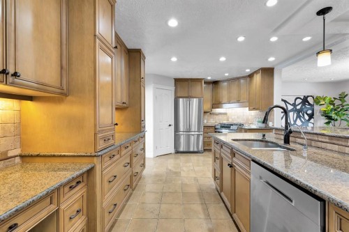 4712 Grove Hill Road Sw, Calgary, AB - Indoor Photo Showing Kitchen With Upgraded Kitchen