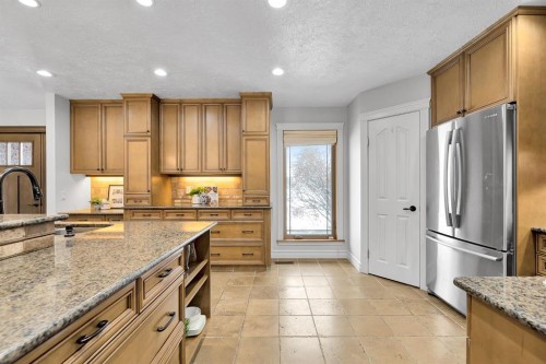4712 Grove Hill Road Sw, Calgary, AB - Indoor Photo Showing Kitchen With Upgraded Kitchen