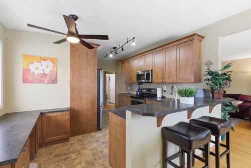 623 104 Avenue Sw, Calgary, AB - Indoor Photo Showing Kitchen
