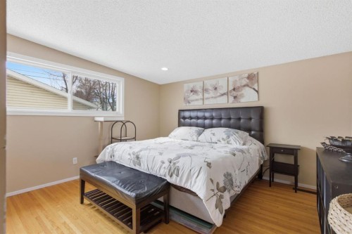 623 104 Avenue Sw, Calgary, AB - Indoor Photo Showing Bedroom