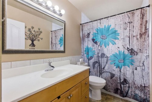 623 104 Avenue Sw, Calgary, AB - Indoor Photo Showing Bathroom