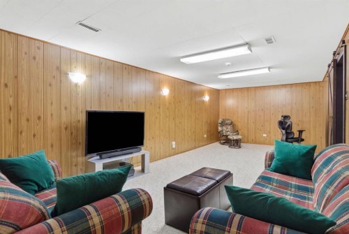 623 104 Avenue Sw, Calgary, AB - Indoor