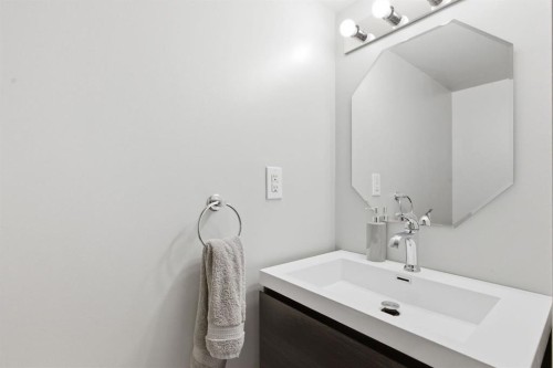 623 104 Avenue Sw, Calgary, AB - Indoor Photo Showing Bathroom