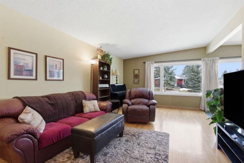 623 104 Avenue Sw, Calgary, AB - Indoor Photo Showing Living Room