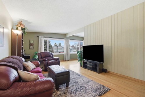 623 104 Avenue Sw, Calgary, AB - Indoor Photo Showing Living Room