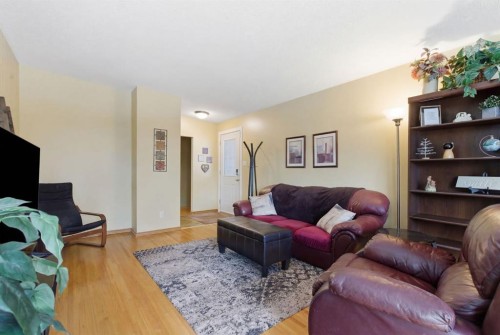 623 104 Avenue Sw, Calgary, AB - Indoor Photo Showing Living Room
