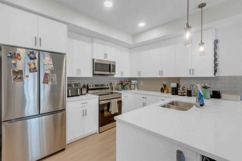 2106-33 Carringham Gate Nw, Calgary, AB - Indoor Photo Showing Kitchen With Double Sink With Upgraded Kitchen